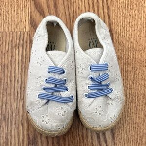 ✨GAP Kids Cream Eyelet Lace Sneakers / Espadrille Style — Toddler Size 8✨